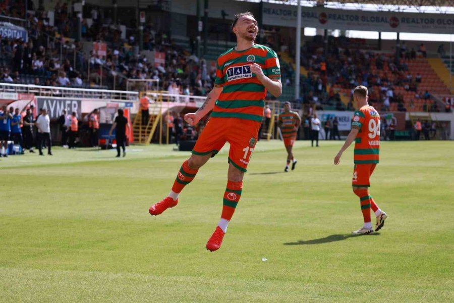 Trendyol Süper Lig: Alanyaspor: 3 - İstanbulspor: 0 (ilk Yarı)