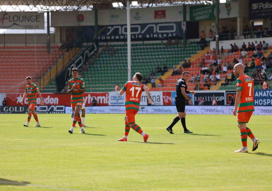 Trendyol Süper Lig: Alanyaspor: 3 - İstanbulspor: 0 (ilk Yarı)