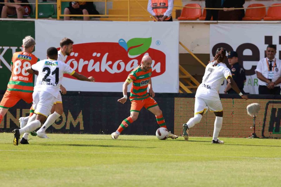 Trendyol Süper Lig: Alanyaspor: 3 - İstanbulspor: 0 (ilk Yarı)