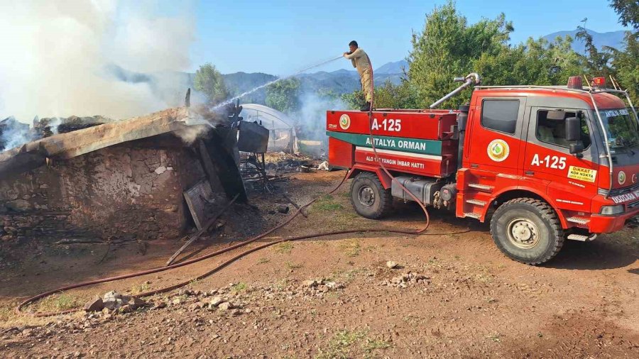 Çıkan Yangında Ev Kullanılamaz Hale Geldi