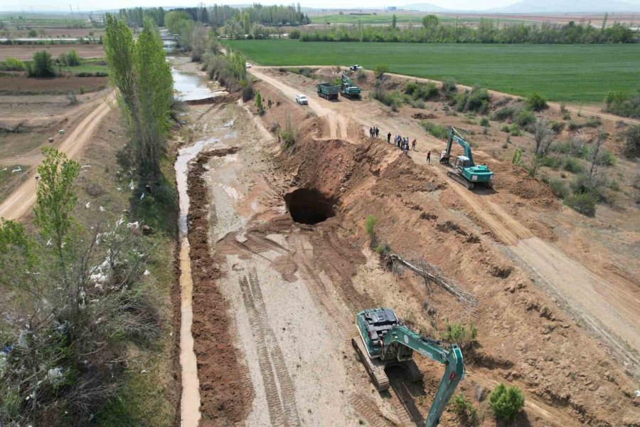 Bu Kez Sulama Kanalında Obruklar Oluştu