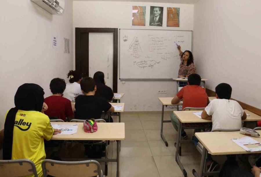 Toroslar’da Sınava Hazırlanan Öğrencilere Etüt Desteği