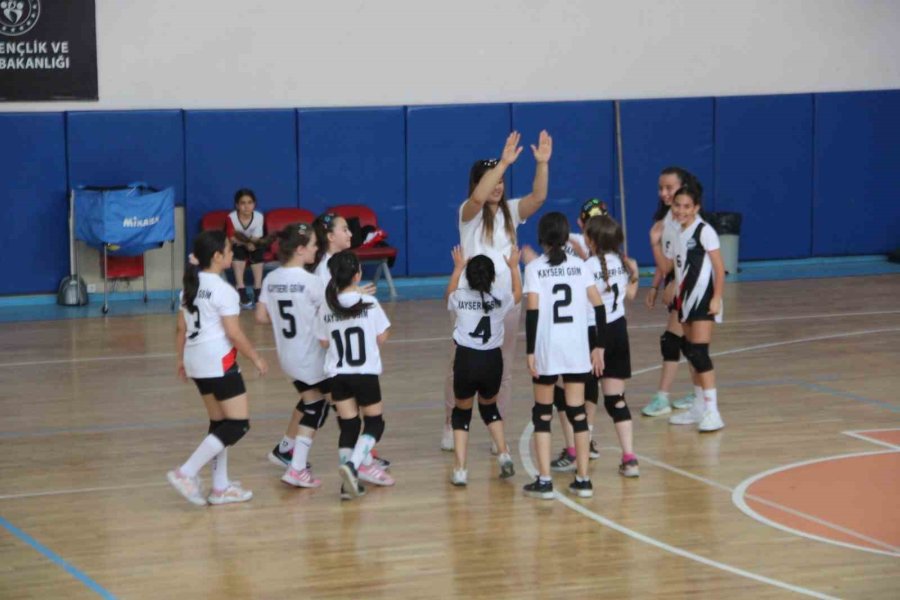 Mini Voleybol Şenliği Başladı