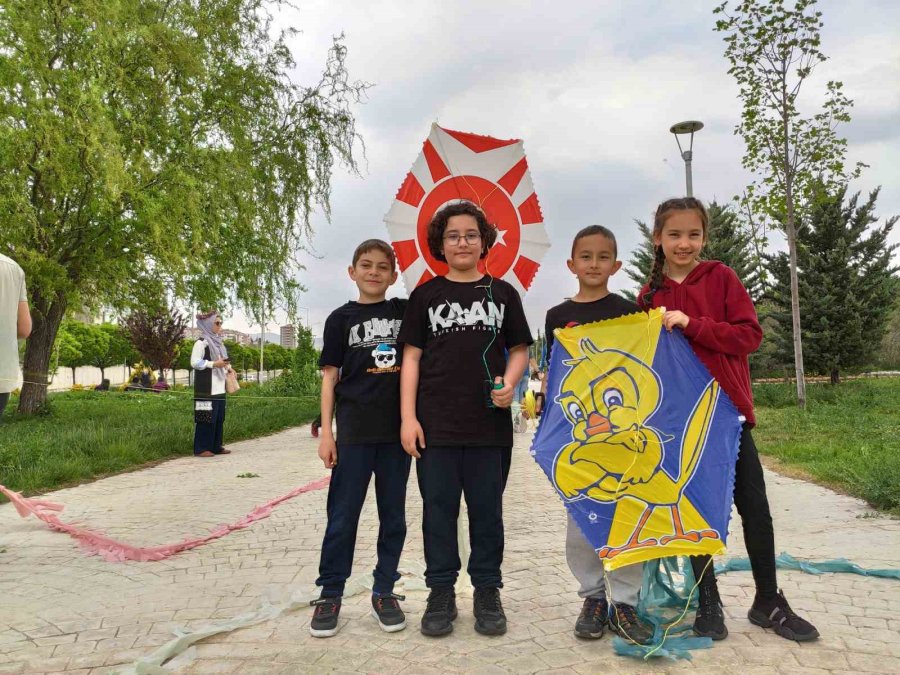 Niğde’de Uçurtma Şenliği İle Gökyüzü Renklendi