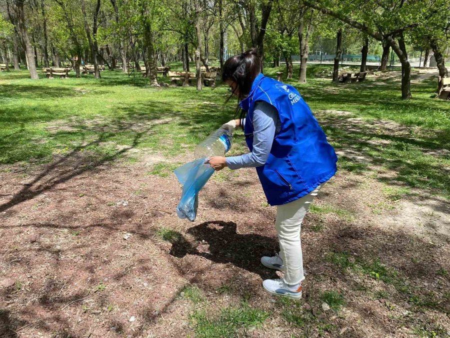 Niğde’de Gençlik Merkezi Gönüllüleri Çevre Temizliği Yaptı