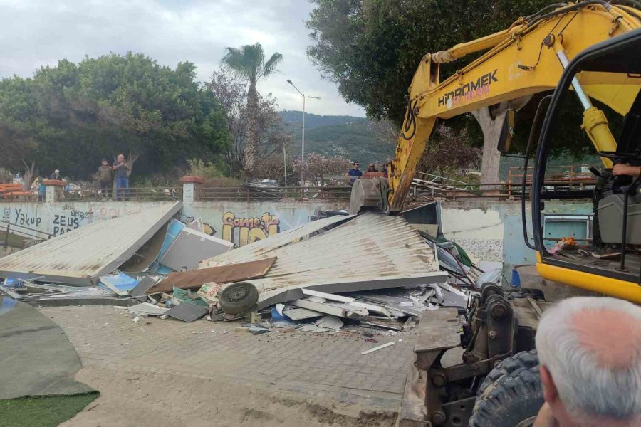 Alanya Sahilindeki Barakalar Yıkıldı