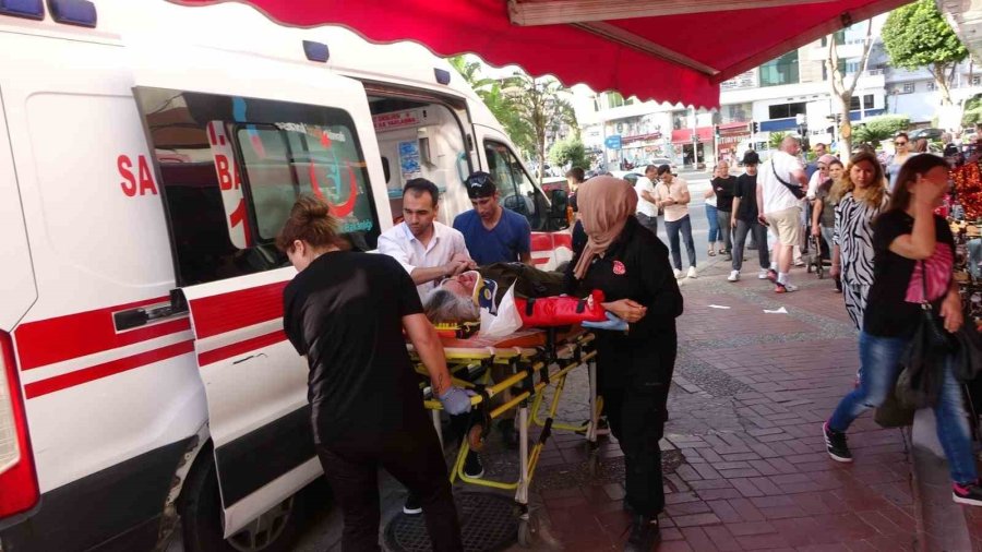 Dakikalarca Bekledi, Son Adımında Otomobilin Altında Kaldı