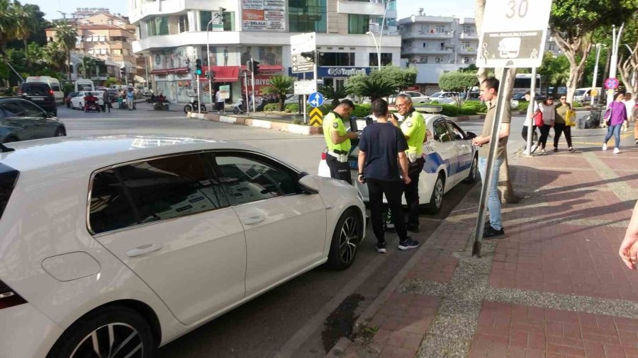 Dakikalarca Bekledi, Son Adımında Otomobilin Altında Kaldı