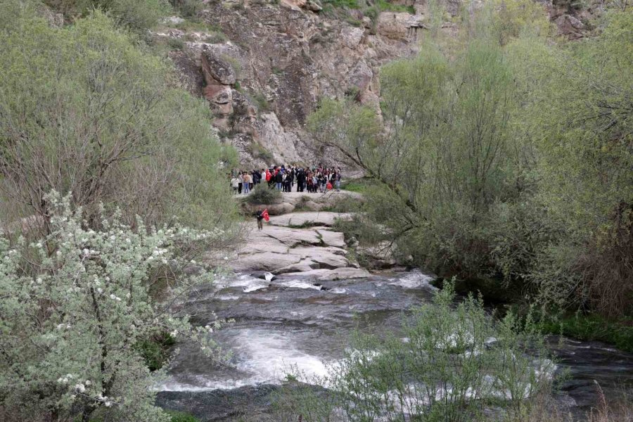 Volkanik Patlamadan Doğan Melendiz Çayının İçerisinden Aktığı Ihlara Vadisi Göz Kamaştırıyor