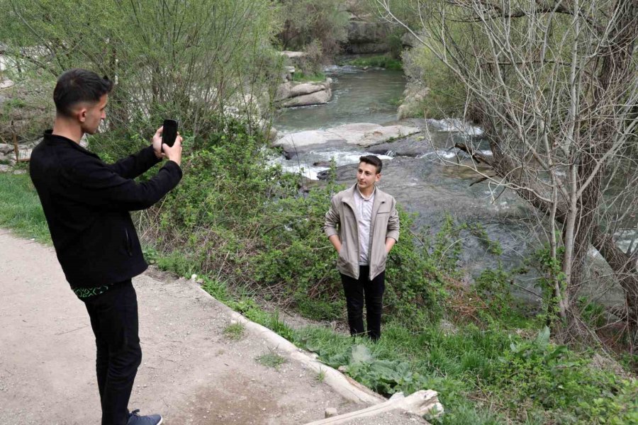 Volkanik Patlamadan Doğan Melendiz Çayının İçerisinden Aktığı Ihlara Vadisi Göz Kamaştırıyor