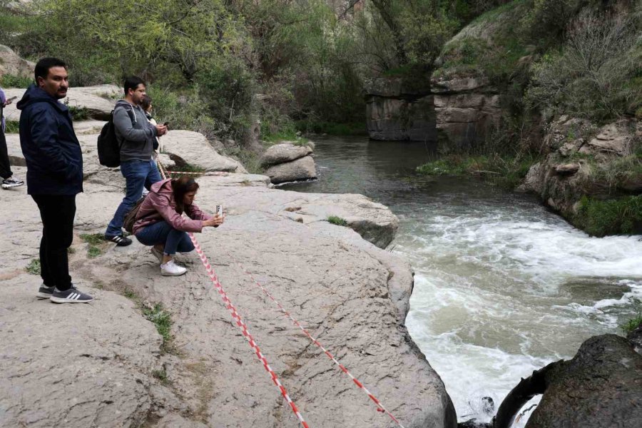 Volkanik Patlamadan Doğan Melendiz Çayının İçerisinden Aktığı Ihlara Vadisi Göz Kamaştırıyor