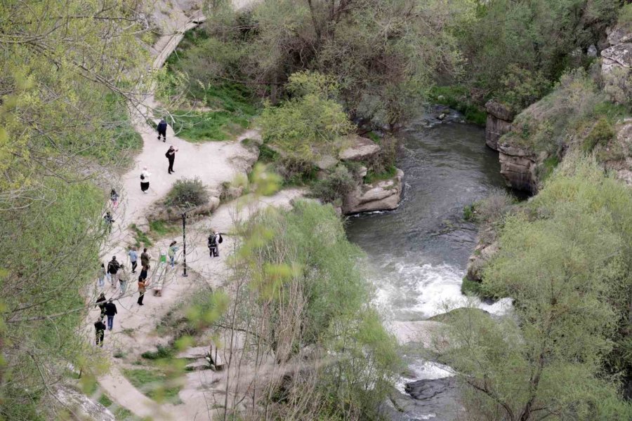 Volkanik Patlamadan Doğan Melendiz Çayının İçerisinden Aktığı Ihlara Vadisi Göz Kamaştırıyor