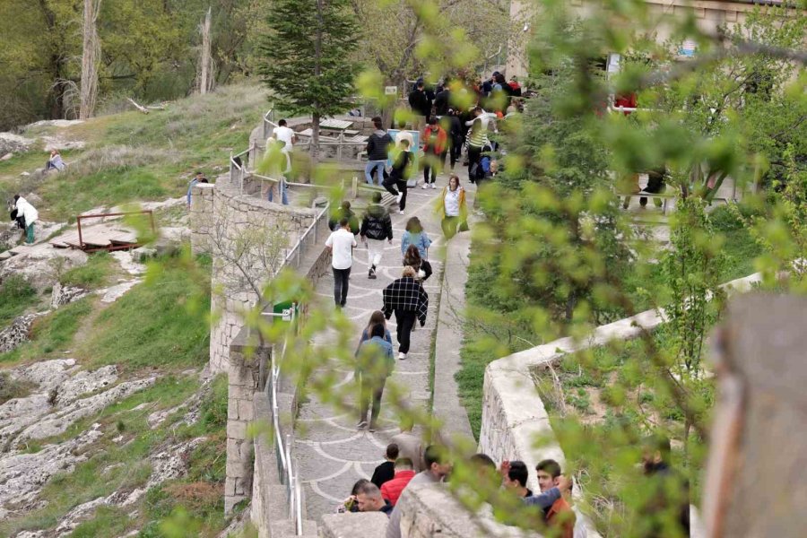 Volkanik Patlamadan Doğan Melendiz Çayının İçerisinden Aktığı Ihlara Vadisi Göz Kamaştırıyor