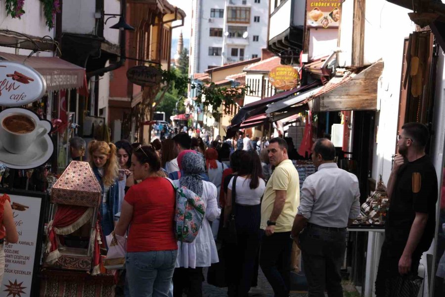 Eskişehir’de Yerli Turist Yoğunluğu Esnafın Yüzünü Güldürdü