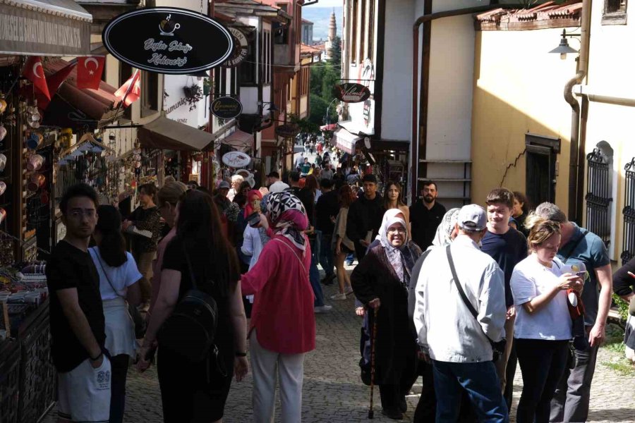 Eskişehir’de Yerli Turist Yoğunluğu Esnafın Yüzünü Güldürdü