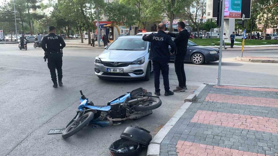 Motosiklet Sürücüsünün Yaralandığı Kaza Kamerada