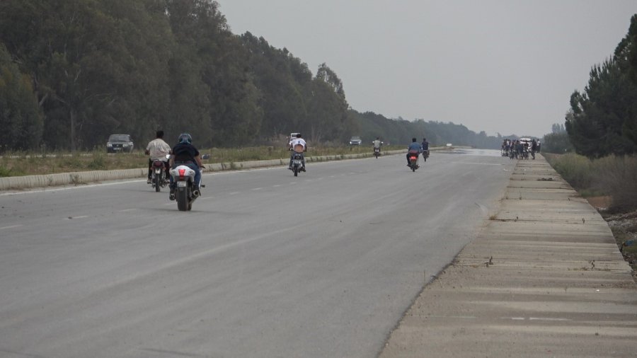 Trafiğe Kapalı Yol Motosiklet Yarış Pistine Dönüştü