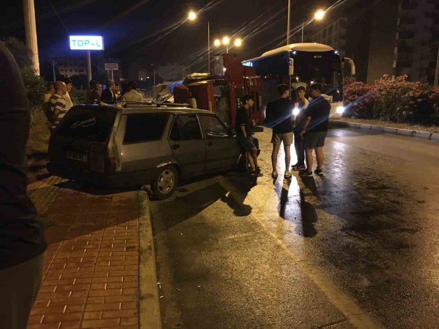 Kontrolden Çıkan Otomobil Kaldırıma Vurdu, Ona Metreler Kala Tır Devrildi