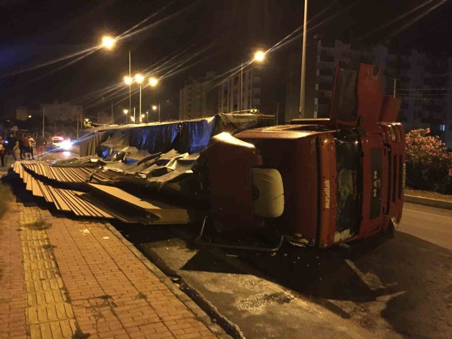 Kontrolden Çıkan Otomobil Kaldırıma Vurdu, Ona Metreler Kala Tır Devrildi