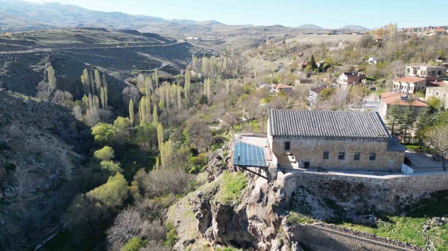 Niğde’nin Cam Terası Manzarasıyla Ziyaretçilerin İlgisini Çekiyor