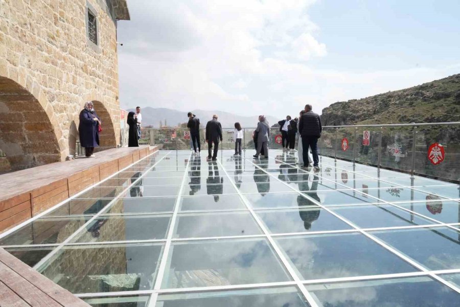 Niğde’nin Cam Terası Manzarasıyla Ziyaretçilerin İlgisini Çekiyor