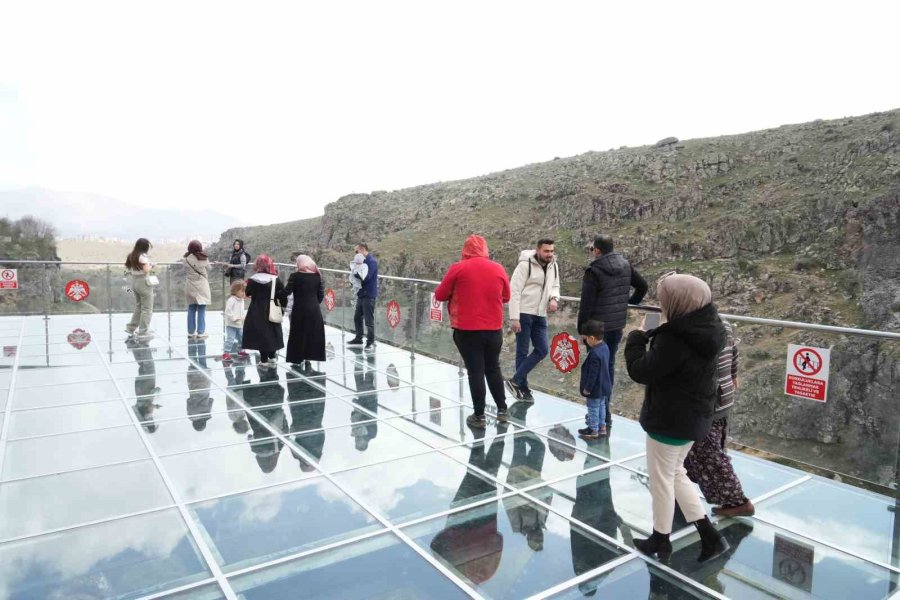 Niğde’nin Cam Terası Manzarasıyla Ziyaretçilerin İlgisini Çekiyor