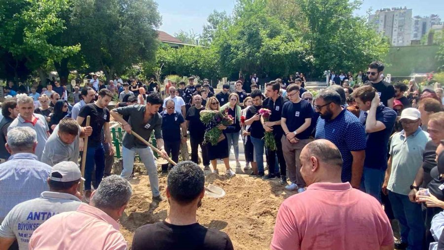 Zoom Üzerinden Mülakatta Kalp Krizi Geçiren Öğrenci Antalya’da Son Yolculuğuna Uğurlandı