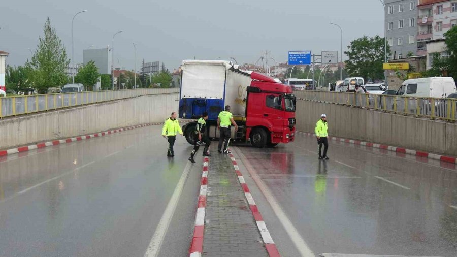 Karaman’da Sağanak Etkili Oldu, Araçlar Yolda Mahsur Kaldı