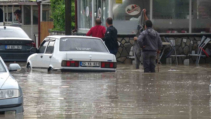 Karaman’da Sağanak Etkili Oldu, Araçlar Yolda Mahsur Kaldı