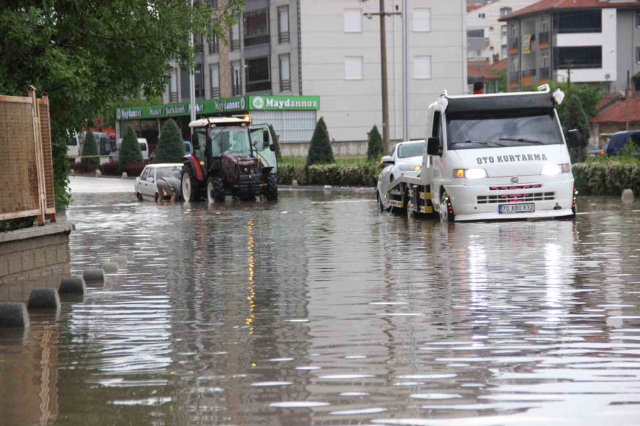 Karaman’da Sağanak Etkili Oldu, Araçlar Yolda Mahsur Kaldı