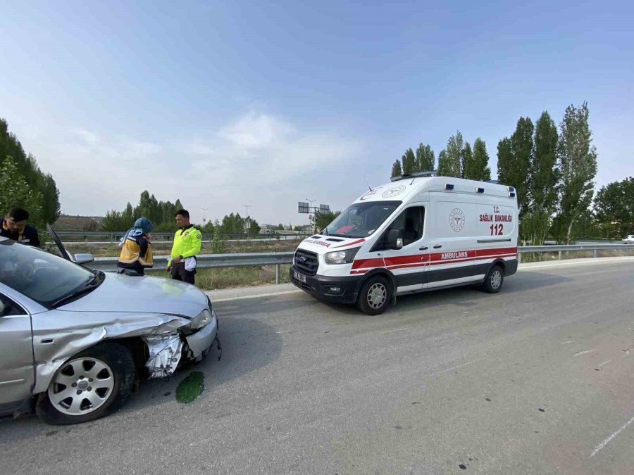 Direksiyon Başında Rahatsızlanan Sürücü Bariyerlere Çarparak Yaralandı