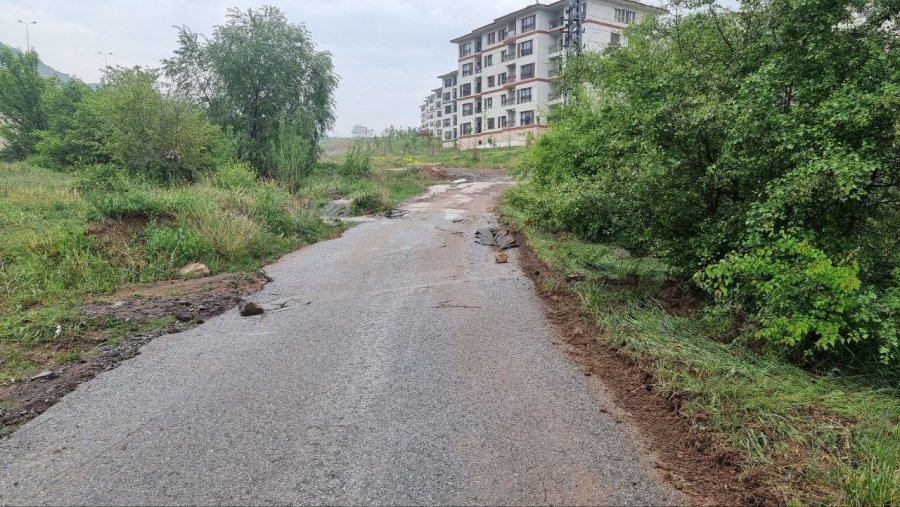 Yağmur Suyu Taşkını Asfaltı Çökertti