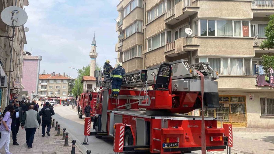 Konya’da Apartmanın Çatısında Yangın Paniği