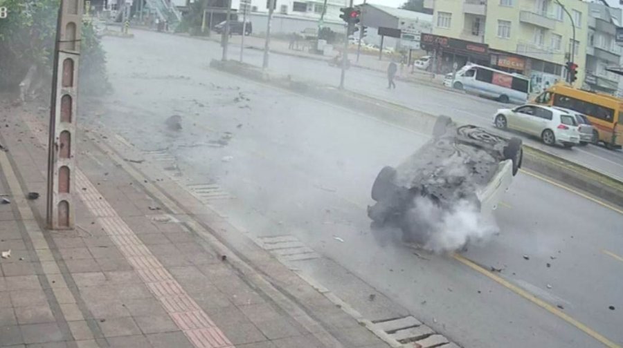 Mersin’de Ortalığı Savaş Alanına Çeviren Kaza Kamerada