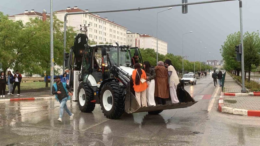 Karaman’da Sağanak Etkili Oldu, Araçlar Yolda Mahsur Kaldı