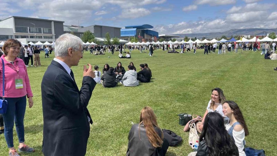 Rektör Özcan Performansı Öğrencilere Taş Çıkardı