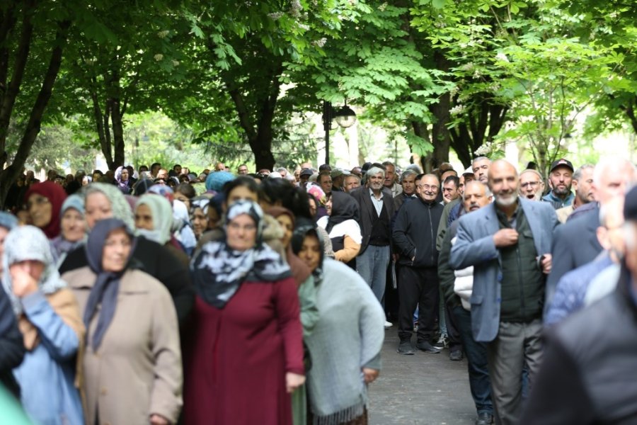 Fide Dağıtımında 2 Kilometrelik Kuyruğu Görenler Gözlerine İnanamadı