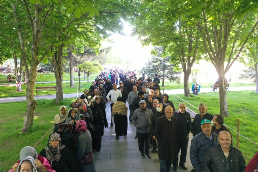 Fide Dağıtımında 2 Kilometrelik Kuyruğu Görenler Gözlerine İnanamadı