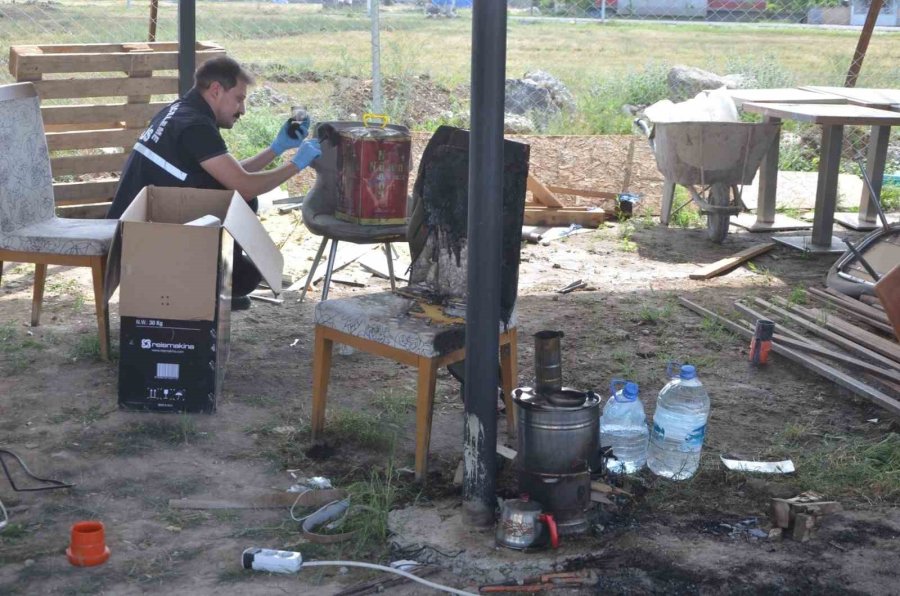 Semaverde Çay Demlemek İçin Tiner Döktü, Patlamada Yaralandı