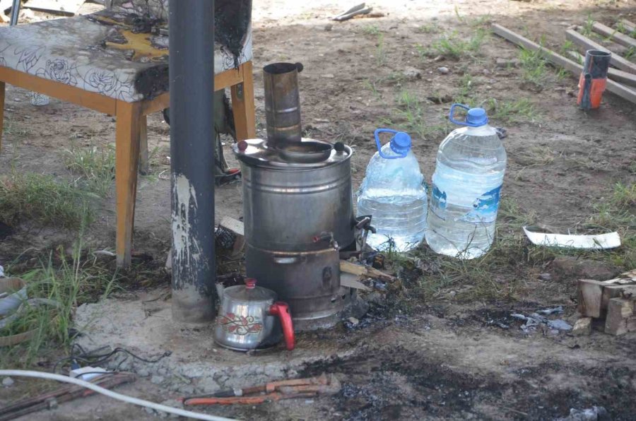 Semaverde Çay Demlemek İçin Tiner Döktü, Patlamada Yaralandı