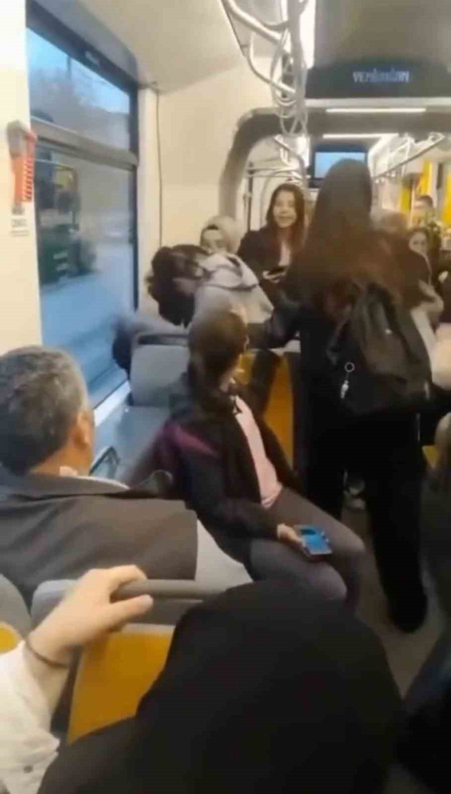 Tramvayda Kız Öğrenciler Saç Saça Baş Başa Kavga Etti