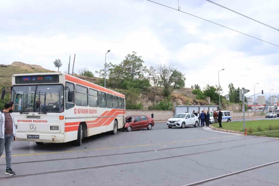 Otomobil Belediye Otobüsüne Çarptı: 4 Yaralı