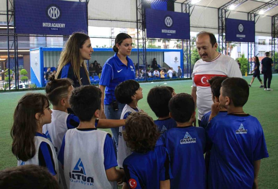 Vali Pehlivan, Çocuklarla Futbol Oynadı