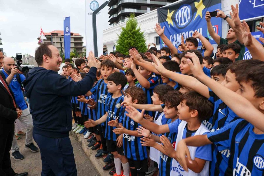 Vali Pehlivan, Çocuklarla Futbol Oynadı