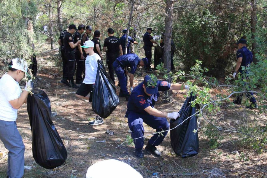 Öğrenciler Ormanlık Alanda Temizlik Yaptı