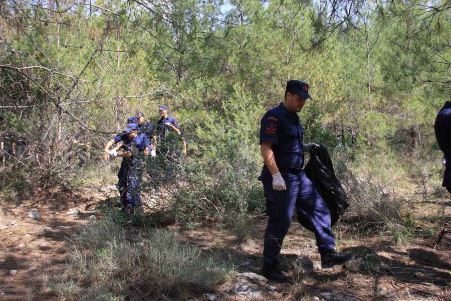 Öğrenciler Ormanlık Alanda Temizlik Yaptı