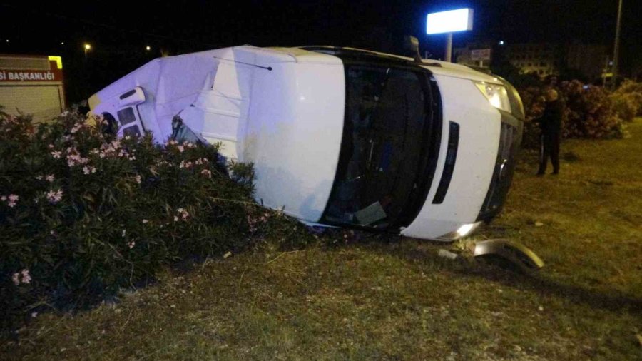 Mersin’de Polis Minibüsü Kaza Yaptı: 1 Polis Memuru Yaralı