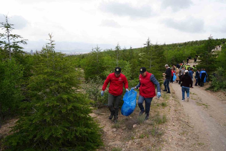 Niğde’de Daha Temiz Bir Orman İçin Çöp Topladılar