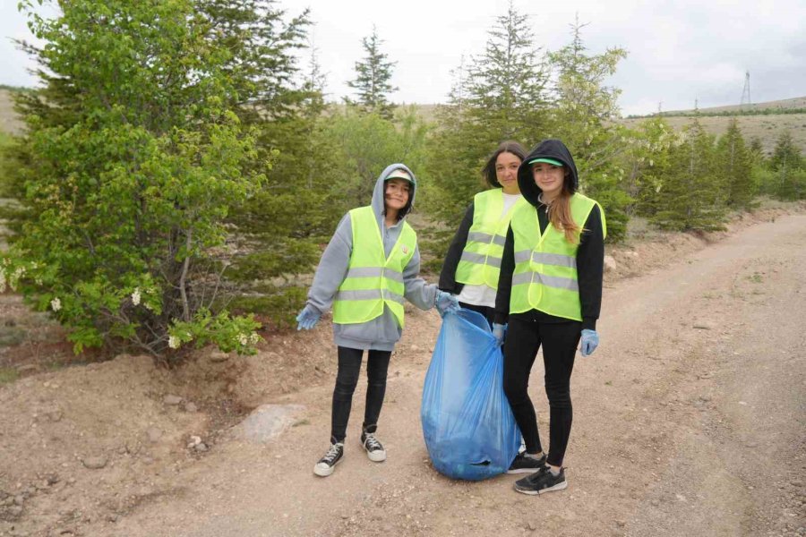 Niğde’de Daha Temiz Bir Orman İçin Çöp Topladılar