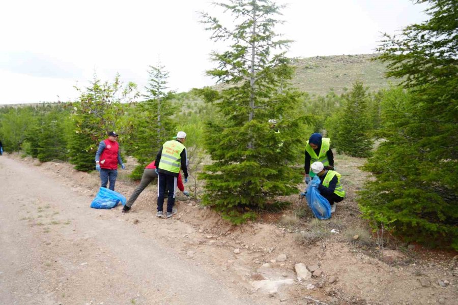 Niğde’de Daha Temiz Bir Orman İçin Çöp Topladılar